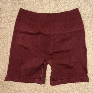 Alphalete amplify 4.5” shorts 
Burgundy 
Size small